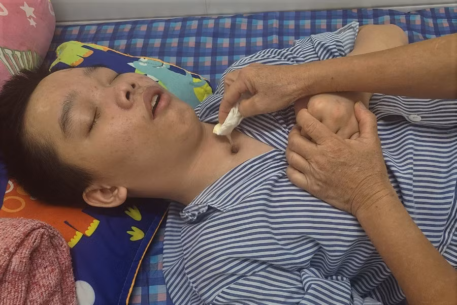 Người mẹ nghèo cầu xin sự sống cho nam sinh bị tai nạn chấn thương sọ não ảnh 3 Người mẹ nghèo cầu xin sự sống cho nam sinh bị tai nạn chấn thương sọ não ảnh 3