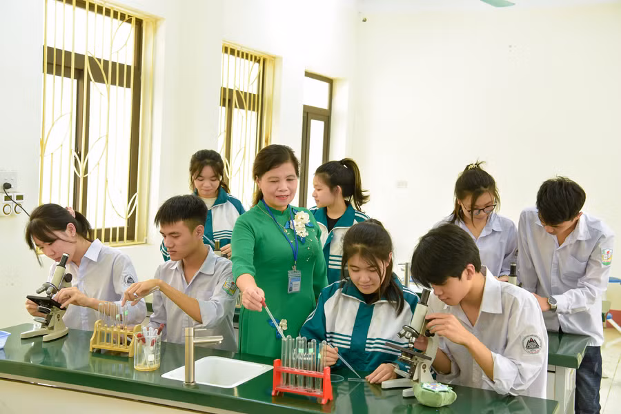 Cô trò Trường THPT Chu Văn An (Văn Yên, Yên Bái). Ảnh: TG