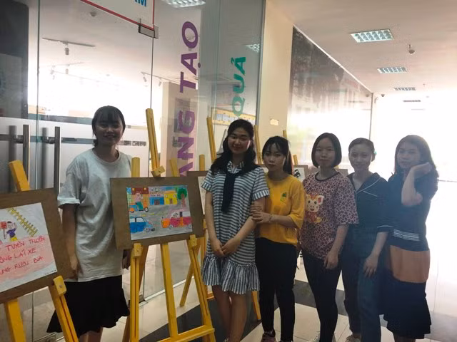 “Khoảng lặng giới đằng sau những chén rượu”