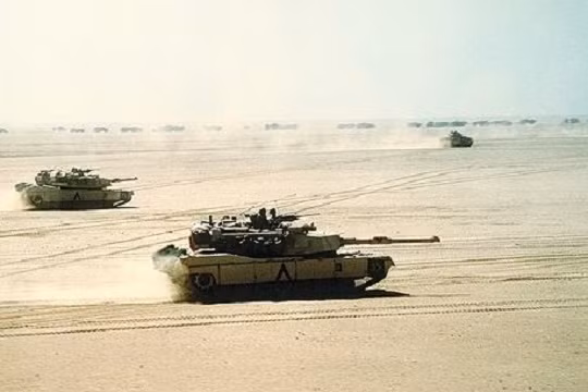Abrams tự hào có một số đặc điểm kỹ thuật giúp tăng cường hiệu quả chiến đấu. Lớp giáp tổng hợp của xe, bao gồm các lớp urani nghèo trong một số biến thể, mang lại khả năng bảo vệ đặc biệt chống lại cả các mối đe dọa năng lượng động học và hóa học. Abrams tự hào có một số đặc điểm kỹ thuật giúp tăng cường hiệu quả chiến đấu. Lớp giáp tổng hợp của xe, bao gồm các lớp urani nghèo trong một số biến thể, mang lại khả năng bảo vệ đặc biệt chống lại cả các mối đe dọa năng lượng động học và hóa học.
