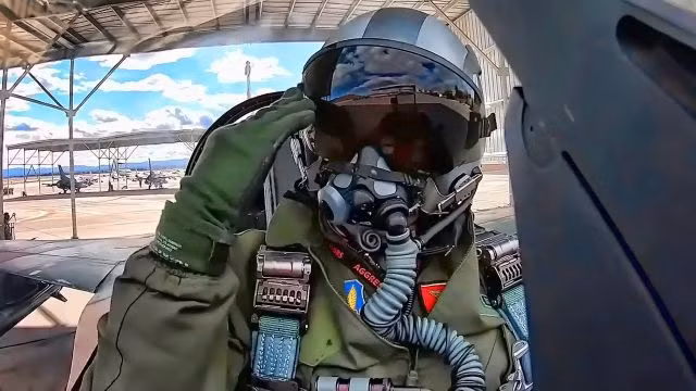 Giảng viên Hy Lạp đầu tiên huấn luyện dùng F-16 hiện diện ở Kiev