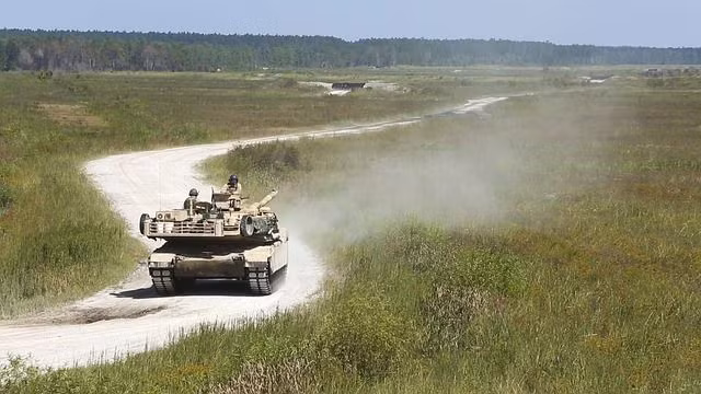 Kích thước của Abrams rất lớn, phản ánh vai trò của nó như một phương tiện bọc thép hạng nặng. Xe dài 9,77 mét, rộng 3,66 mét và cao 2,44 mét. Trọng lượng của xe tăng thay đổi tùy theo từng biến thể, nhưng thường nặng khoảng 60 tấn. Kích thước của Abrams rất lớn, phản ánh vai trò của nó như một phương tiện bọc thép hạng nặng. Xe dài 9,77 mét, rộng 3,66 mét và cao 2,44 mét. Trọng lượng của xe tăng thay đổi tùy theo từng biến thể, nhưng thường nặng khoảng 60 tấn.