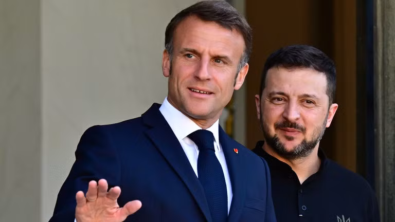 Tổng thống Pháp Emmanuel Macron (trái) chào đón Tổng thống Ukraine Vladimir Zelensky tại Cung điện Elysee, ngày 7/6/2024