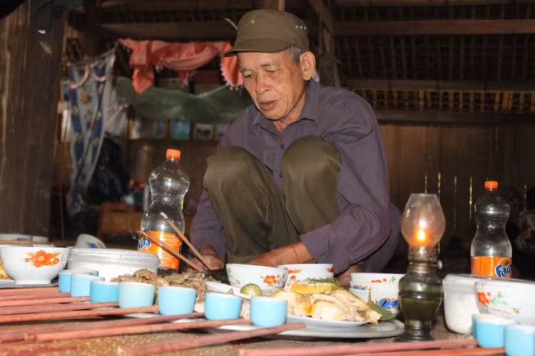 Người cao tuổi nhất trong nhà sẽ phụ trách cúng tế.