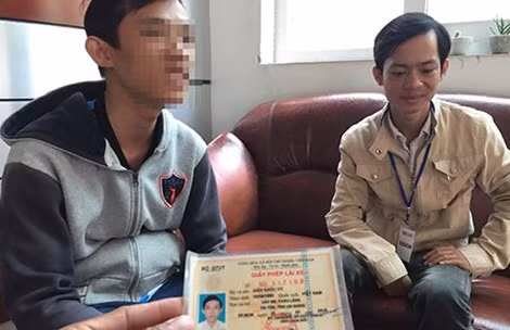 Phạm Quang Thái (phải) trong một lần đến Pháp Luật TP.HCM khiếu nại CSGT phạt lỗi không đúng. Ảnh: MP Phạm Quang Thái (phải) trong một lần đến Pháp Luật TP.HCM khiếu nại CSGT phạt lỗi không đúng. Ảnh: MP