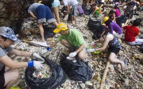 Các tinh nguyện viên gom rác thải nhựa ở ven biển Hồng Kông. Ảnh: SCMP