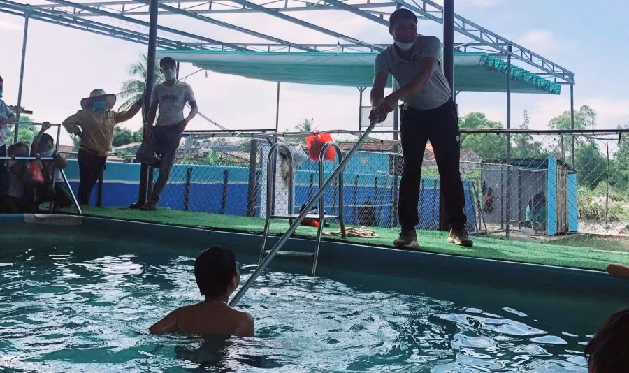 Hướng dẫn các em học sinh cách cứu người bị đuối nước.