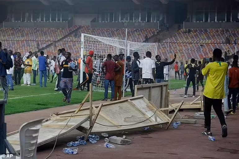Hình ảnh đám đông cổ động viên Nigeria tràn xuống sân đập phá kinh hoàng.