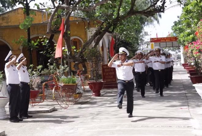 Thiêng liêng lễ chào cờ đầu năm mới tại Trường Sa - 16