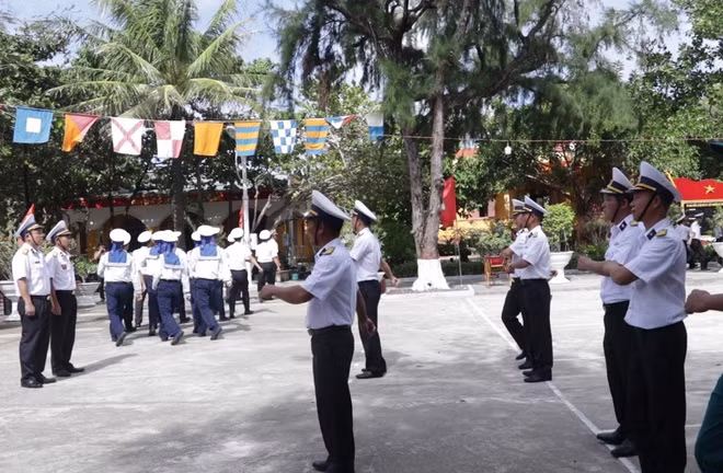 Thiêng liêng lễ chào cờ đầu năm mới tại Trường Sa - 12