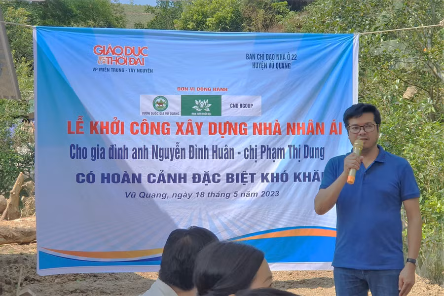 Nhà báo Nguyễn Văn Dũng - Trưởng VP đại diện Báo GD&TĐ khu vực MT-TN phát biểu tại Lễ khởi công. (Ảnh: T.H). Nhà báo Nguyễn Văn Dũng - Trưởng VP đại diện Báo GD&TĐ khu vực MT-TN phát biểu tại Lễ khởi công. (Ảnh: T.H).