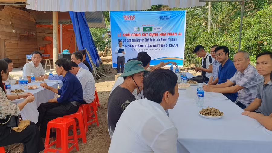 Buổi lễ khởi công xây dựng nhà nhân ái cho gia đình anh Nguyễn Đình Huân. (Ảnh: T.H). Buổi lễ khởi công xây dựng nhà nhân ái cho gia đình anh Nguyễn Đình Huân. (Ảnh: T.H).