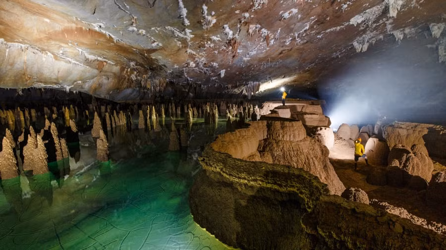 Hang Va - Nước Nứt: Du khách cũng có thể tham gia tour du lịch 2 ngày để khám phá Hang Va & Nước Nứt.