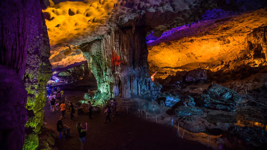 Hang Sửng Sốt: Nằm trên đảo Bồ Hòn (Vịnh Hạ Long), Sửng Sốt được phát hiện lần đầu tiên vào năm 1901 bởi các nhà thám hiểm người Pháp.