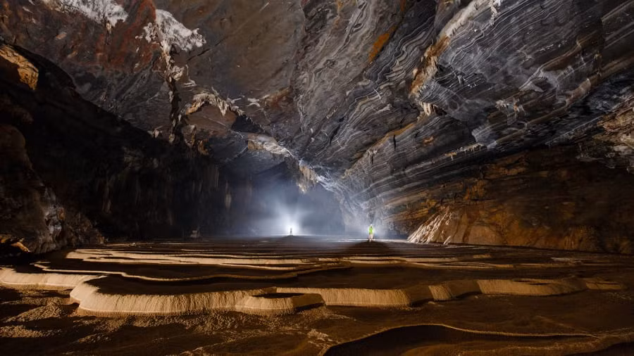 Hang Tiên: Đến với Tú Làn, một trong những chuyến thám hiểm phổ biến nhất là tour du lịch 2 ngày qua Hang Tiên - được đặt theo tên của những tảng đá đầy mê hoặc và những hoa văn kỳ diệu trên những bức tường đá vôi.