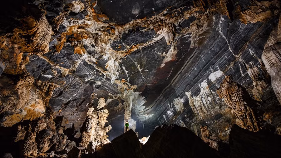 Băng qua 2 hang động (Hang Tiên 1 và Hang Tiên 2), tour du lịch đưa du khách đi bộ vào một khu rừng rộng lớn, trước khi chìm đắm trong vẻ đẹp của những hang động khổng lồ.