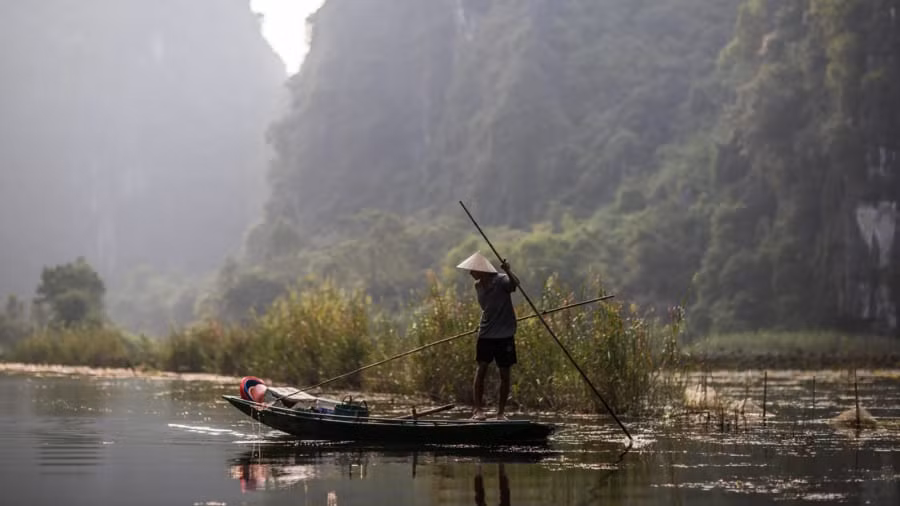 Tam Cốc: Tràng An nổi tiếng với Tam Cốc, nghĩa là "ba hang". 3 hang động gồm: Hang Cả, Hang Hai và Hang Ba - đều có thể được du khách ghé thăm trong cùng một tour chèo thuyền bắt đầu từ làng Văn Lâm.
