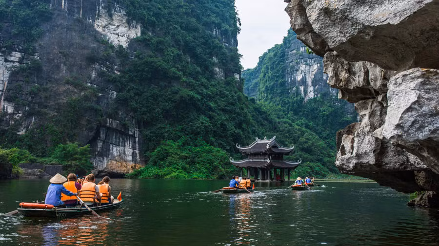 Tràng An: Bên cạnh tỉnh Quảng Bình, quần thể thắng cảnh Tràng An (tỉnh Ninh Bình) cũng là nơi có vô số những hang động tuyệt đẹp.