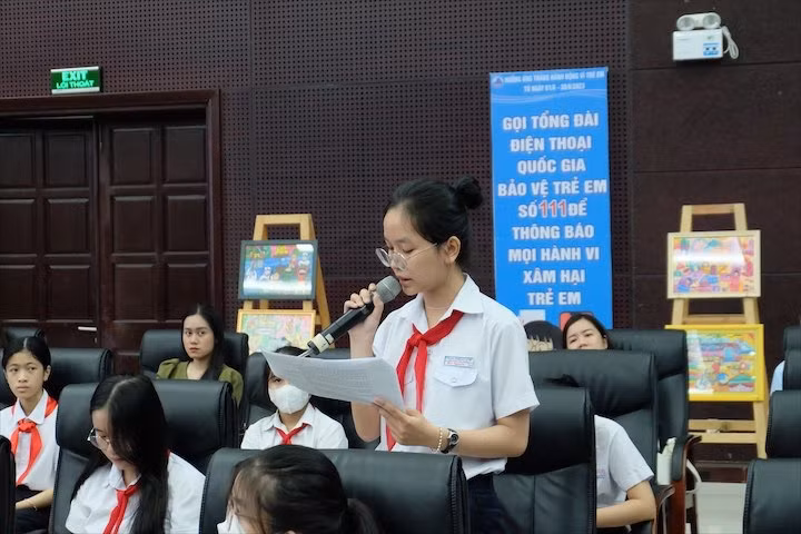 Các em học sinh nêu ý kiến tại buổi đối thoại. Các em học sinh nêu ý kiến tại buổi đối thoại.