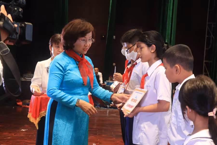 Bà Ngô Thị Kim Yến - Phó Chủ tịch UBND TP Đà Nẵng tặng quà cho các em học sinh có hoàn cảnh khó khăn. Bà Ngô Thị Kim Yến - Phó Chủ tịch UBND TP Đà Nẵng tặng quà cho các em học sinh có hoàn cảnh khó khăn.
