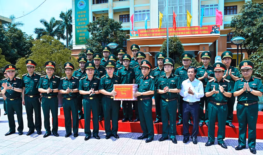 Đại tướng tặng quà cho Bộ Chỉ huy Bộ đội Biên phòng tỉnh Thừa Thiên Huế.
