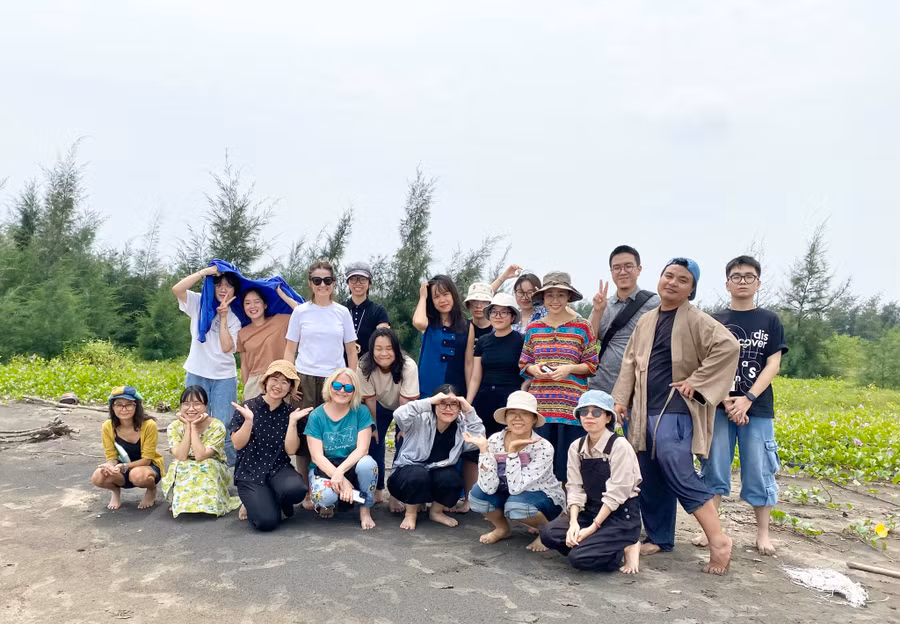Chuyến đi thực tế tại vườn quốc gia Xuân Thủy của các thành viên tham gia lớp học. Ảnh: Nhã Nam.