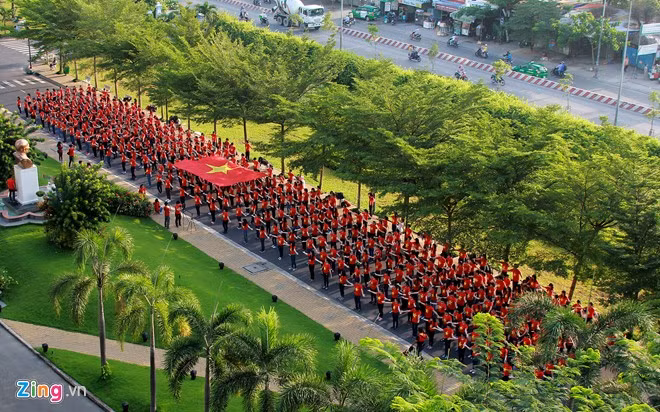Sáng 30/8, hơn 1.000 sinh viên ĐH Tôn Đức Thắng (TP HCM) thực hiện bài đồng diễn tập thể “Những trái tim Việt Nam” và xếp chữ tại sân vận động của trường. Sinh viên Sài Gòn xếp chữ mừng Quốc khánh