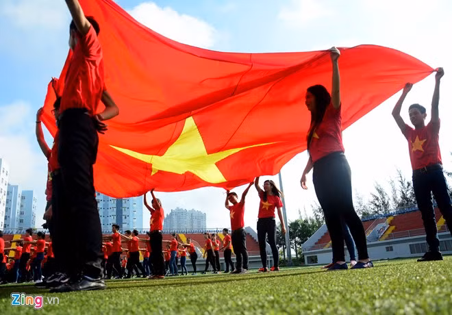 Theo Ban chấp hành đoàn trường ĐH này, đây là bài đồng diễn thu hút sự tham gia của nhiều sinh viên nhất từ trước đến nay. Sinh viên Sài Gòn xếp chữ mừng Quốc khánh