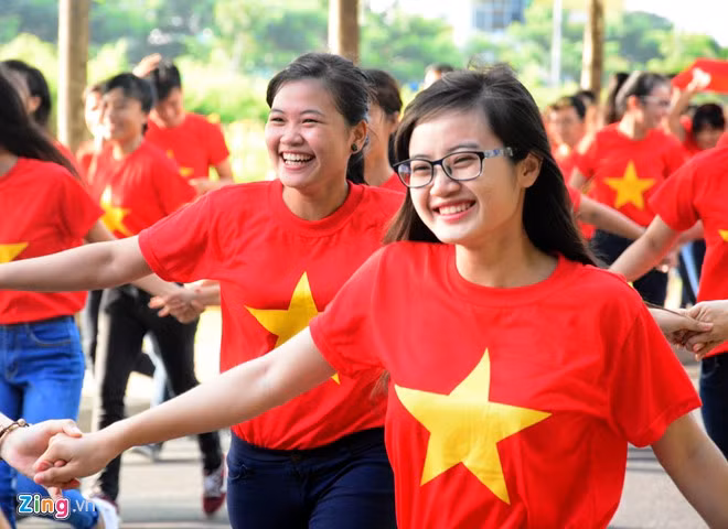 Nữ sinh Lưu Thảo Trang (khoa Khoa học Xã hội và Nhân văn) chia sẻ, được tham gia một hoạt động rất ý nghĩa nhân dịp kỷ niệm 70 ngày Quốc khánh của đất nước như thế này bạn cảm thấy rất vui và tự hào. "Trong không khí rộn ràng, nhiều bạn cùng mặc áo hình quốc kỳ, đồng diễn, xếp chữ, hát những ca khúc thể hiện vẻ đẹp đất nước, lòng yêu Tổ quốc lại trào dâng mãnh liệt trong em", Trang nói. Sinh viên Sài Gòn xếp chữ mừng Quốc khánh