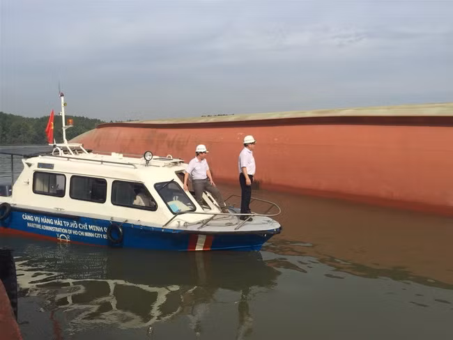 Lực lượng chức năng tiếp cận tàu chìm ở sông Lòng Tàu, Cần Giờ. Ảnh: Cảng vụ Hàng hải TPHCM