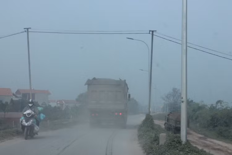 Hình ảnh xe tải chở cát nghi quá khổ, quá tải trên đê thuộc địa bàn huyện Đan Phượng hướng về thị xã Sơn Tây.