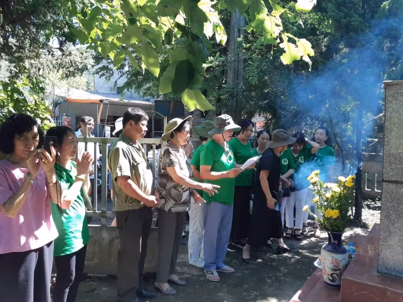 Đoàn dâng hương tại bia tưởng niệm chiến sĩ Tây Tiến ở Dốc Cun