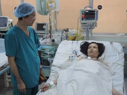 Chị Tiến đang được chăm sóc tại Khoa Hồi sức phẫu thuật tim, Bệnh viện Chợ Rẫy TPHCM. Ảnh: Quốc Ngọc 