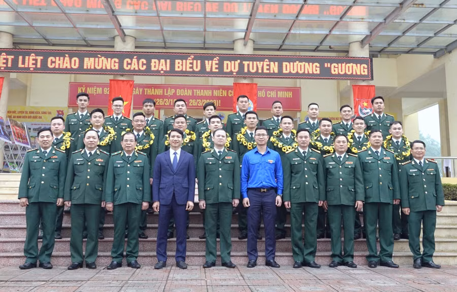 20 gương mặt tiêu biểu, triển vọng chụp ảnh lưu niệm cùng lãnh đạo BTL BĐBP 20 gương mặt tiêu biểu, triển vọng chụp ảnh lưu niệm cùng lãnh đạo BTL BĐBP