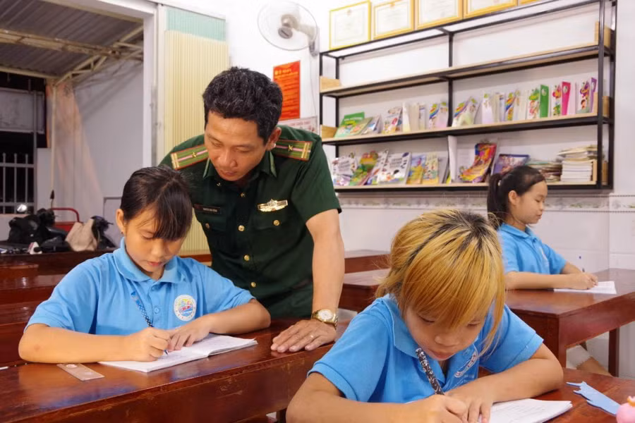 Lớp học tình thương do Thiếu tá Nguyễn Văn Tưởng, Đồn Biên phòng Cầu Bóng (BCH-BĐBP Khánh Hòa) đứng lớp gần 20 năm. Lớp học tình thương do Thiếu tá Nguyễn Văn Tưởng, Đồn Biên phòng Cầu Bóng (BCH-BĐBP Khánh Hòa) đứng lớp gần 20 năm.