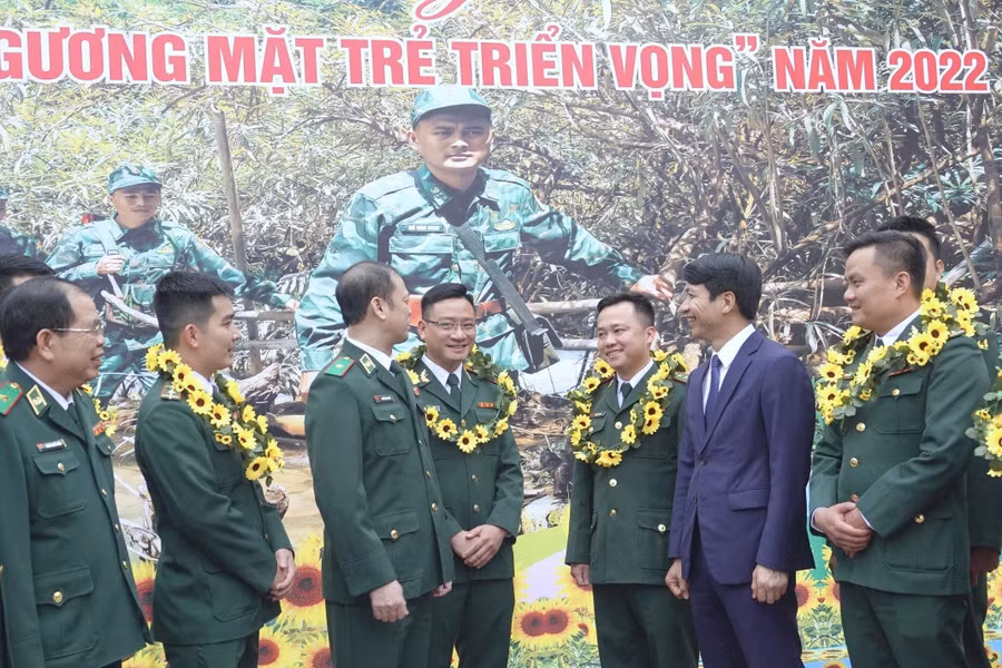 Lãnh đạo BĐBP trao đổi cùng các gương mặt tiêu biểu, triển vọng Lãnh đạo BĐBP trao đổi cùng các gương mặt tiêu biểu, triển vọng