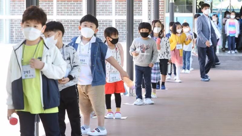 Học sinh tiểu học Hàn Quốc trở lại trường.