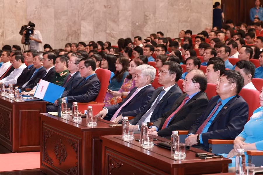 Lãnh đạo Đảng, Nhà nước dự chương trình. Lãnh đạo Đảng, Nhà nước dự chương trình.