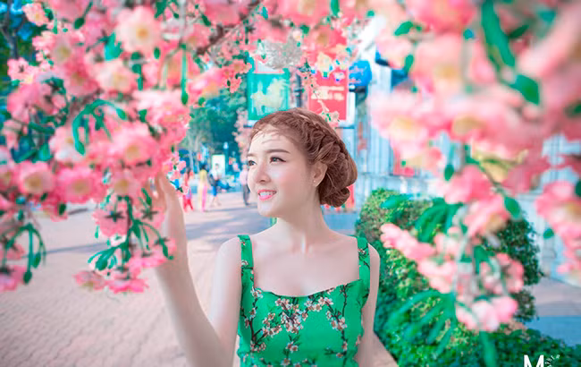 Lilly Luta đẹp tựa nàng thơ trên phố xuân Sài Gòn ảnh 4