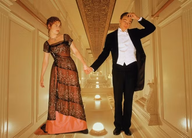 Titanic: Câu chuyện tình bi kịch giữa chàng Jack và nàng Rose trên con tàu định mệnh Titanic là tác phẩm thành công nhất trong lịch sử Oscar. Đầu năm 1998, phim nhận tới 14 đề cử Oscar, một kỷ lục tới nay vẫn chưa bị phá vỡ. Sau đó, Titanic được nâng tượng vàng ở tổng cộng 11 hạng mục; và chia sẻ kỷ lục chiến thắng này còn có hai tác phẩm khác là Ben-Hur và The Lord of the Rings: The Return of the King. 10 kỷ lục khó quên của giải thưởng điện ảnh Oscar