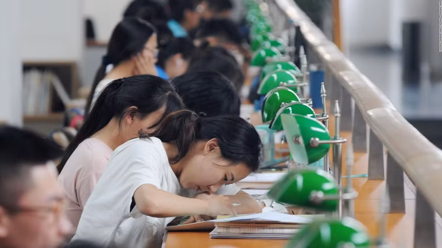Áp lực học để thi đè nặng lên học sinh Trung Quốc.