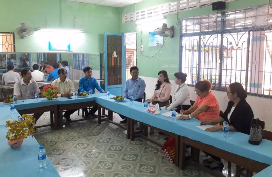 Liên đoàn Lao động TP Cao Lãnh (Đồng Tháp) thăm hỏi, động viên cán bộ, giáo viên Trường MN - TH Tư thục Bán trú Ngôi Sao.
