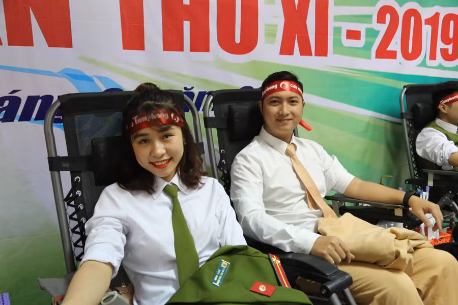 Đoàn viên thanh niên CATP tham gia ngày hội hiến máu.