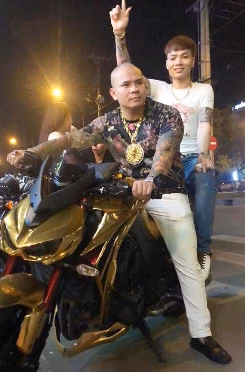 Quang ‘Rambo’ trước khi bị bắt thường xuyên khoe mẽ với tiền vàng