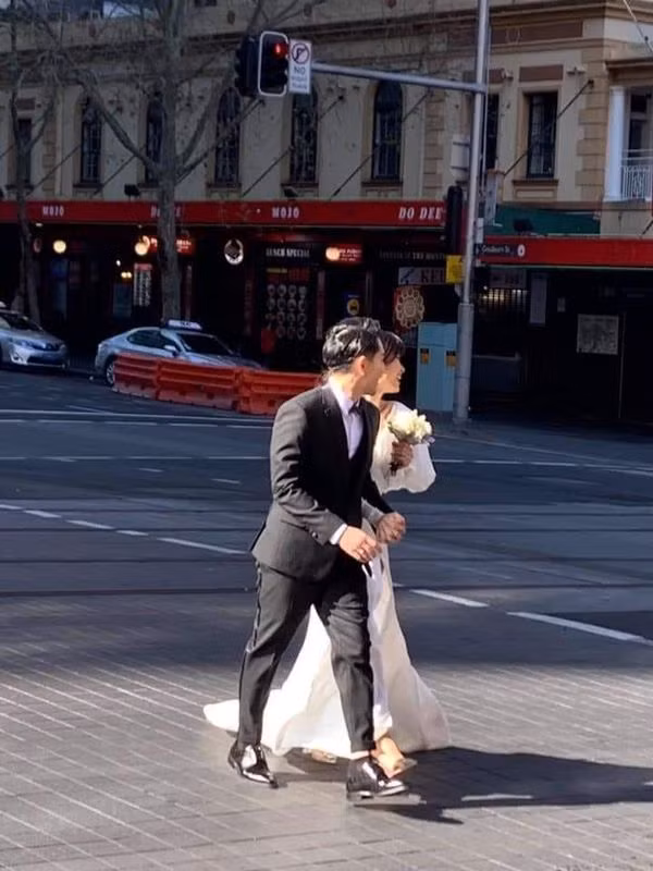 Đông Nhi và Ông Cao Thắng chụp ảnh cưới tại Úc: Đẹp đôi như hoàng tử công chúa! ảnh 0