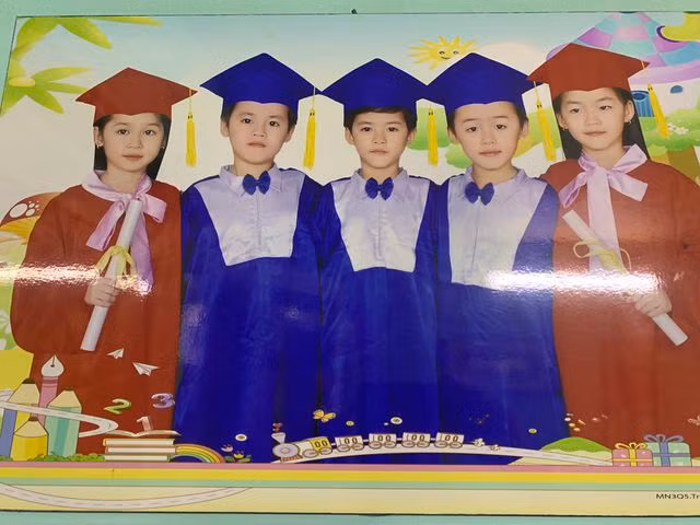 Ảnh "tốt nghiệp" mầm non của 5 anh chị em ca sinh 5 đầu tiên ở Việt Nam.