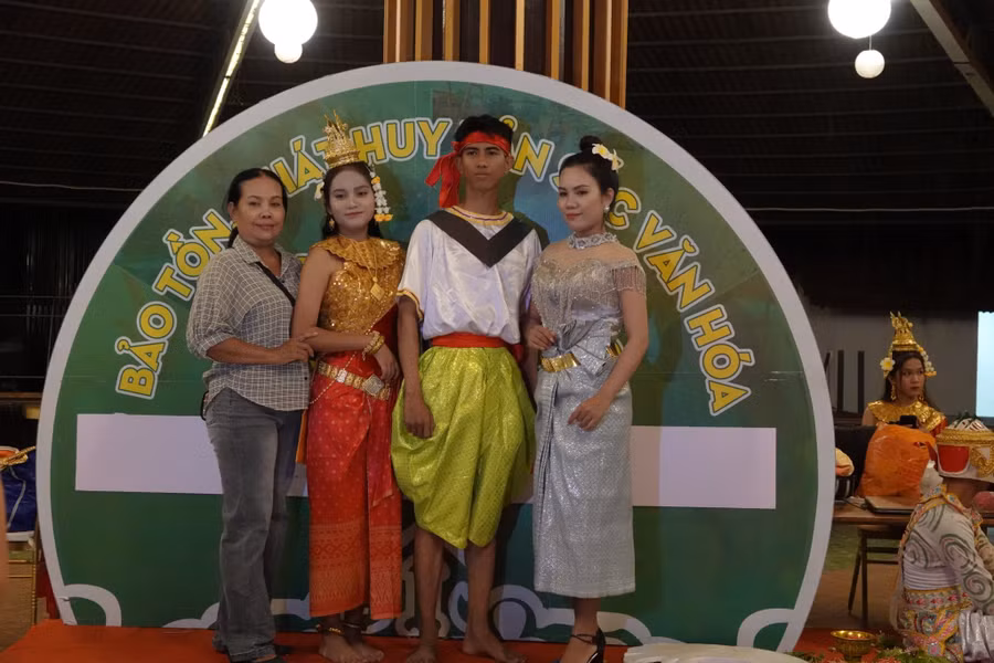 Bà Vân Na (ngoài cùng bên trái) cùng con gái và cháu trai theo nghiệp múa Khmer. Ảnh: NVCC.