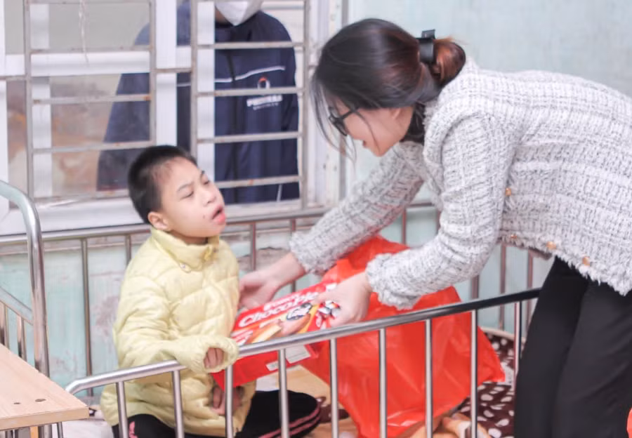 Trưởng BTC Nguyễn Thị Phương Thảo trao quà cho trẻ thuộc lớp có dạng tật đặc biệt. Trưởng BTC Nguyễn Thị Phương Thảo trao quà cho trẻ thuộc lớp có dạng tật đặc biệt.