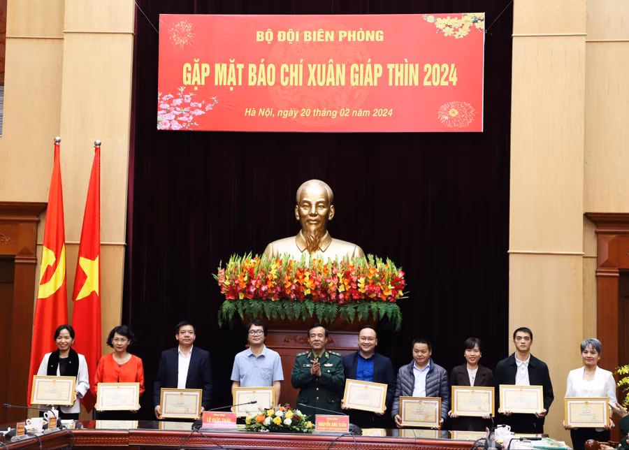 Trung tướng Lê Đức Thái trao tặng Bằng khen của Bộ Tư lệnh BĐBP cho các cá nhân vì đã có thành tích xuất sắc trong công tác tuyên truyền về biên giới và BĐBP năm 2023.