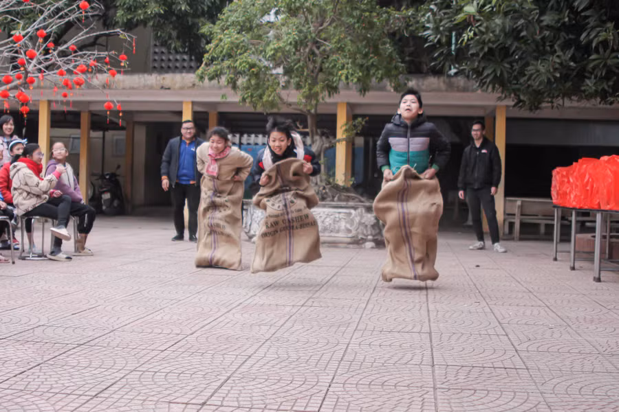 Chơi trò chơi dân gian. Chơi trò chơi dân gian.